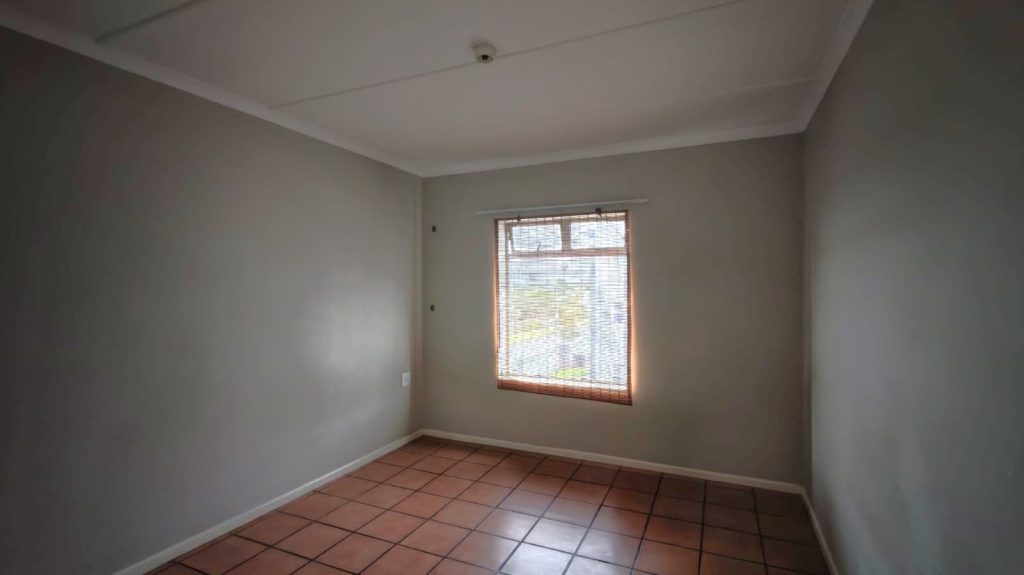 LH Room 02