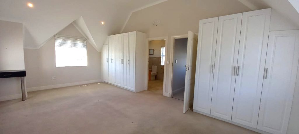 13 Hamlet Kingswood