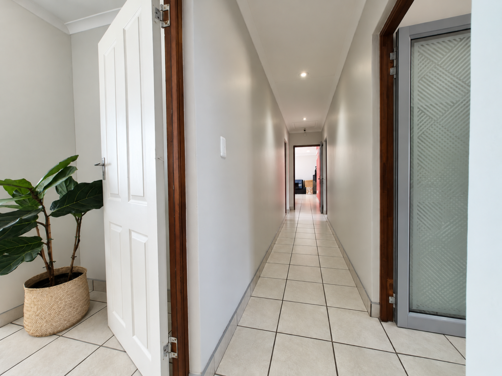 Box-Free Modern Hallway