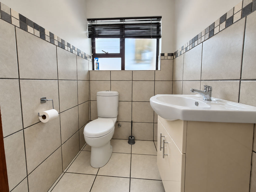 Bright Minimalist Bathroom Interior (1)
